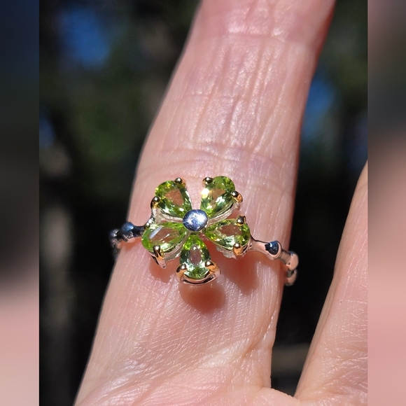 Peridot 5k Sterling Flower Ring Sz8 - Picture 2 of 9